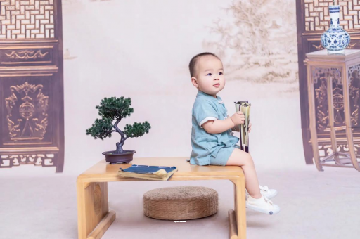 铜仁宝宝边吃奶边挣扎烦躁